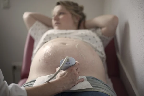 Pregnant woman at gynecologist — Stock Photo, Image