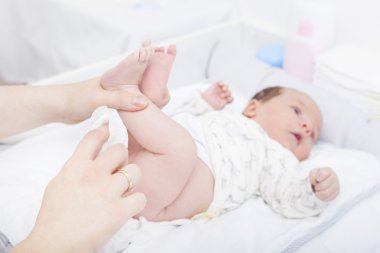 Yeni doğmuş bir bebek bezi değiştirme