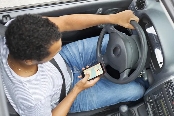 Homme en voiture utilisant le GPS sur son téléphone — Photo