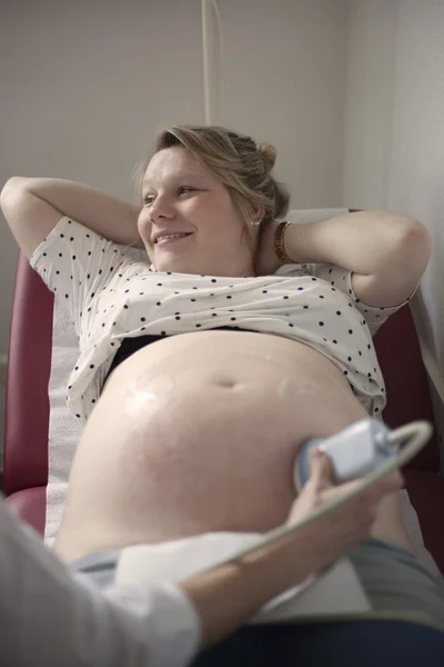 Pregnant woman at gynecologist — Stock Photo, Image