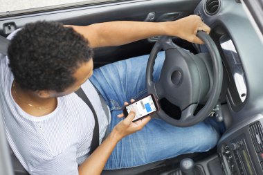 Adam araba manifatura sürüş sırasında yaptığı telefon 