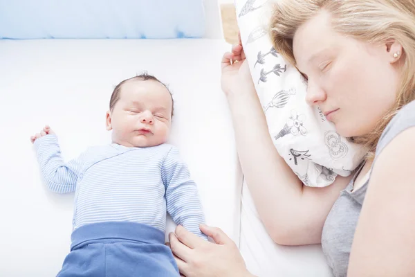 Ibu dan bayi tidur bersama dengan aman — Stok Foto
