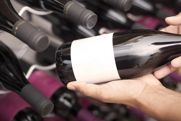 Şarap çeşnicibaşı şarap şişeleri boşaltmak ile gösterilen — Stok fotoğraf