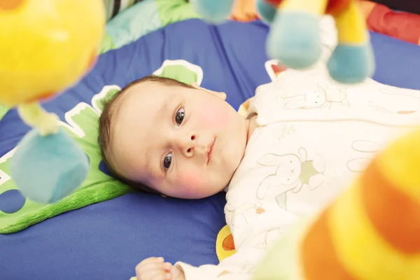 Baby på aktivitet matta — Stockfoto