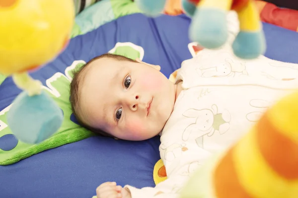 Baby auf Aktivitätsmatte — Stockfoto