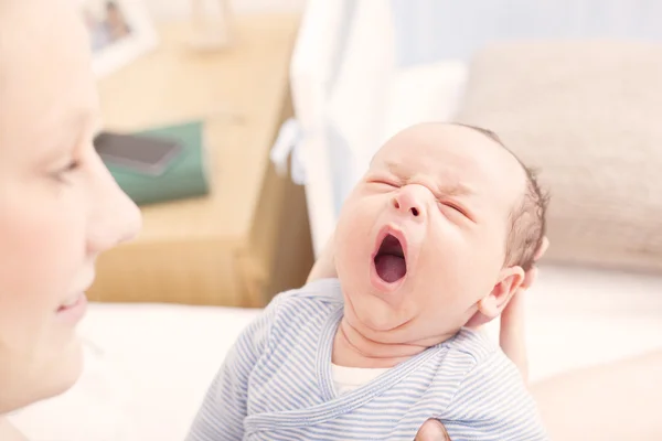 Adorável bebê recém-nascido bocejando — Fotografia de Stock