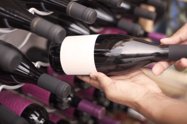 Şarap çeşnicibaşı şarap şişeleri boşaltmak ile gösterilen