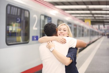 Irklararası çift tren istasyonunda sarılma