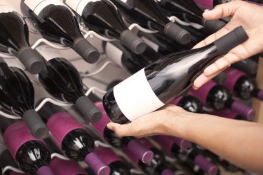 Şarap çeşnicibaşı şarap şişeleri boşaltmak ile gösterilen