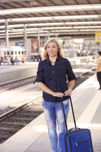 Femme avec valise attendant le train — Photo