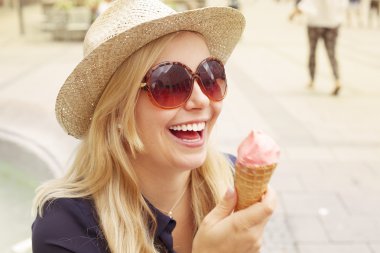 Şehirde dondurma yiyen Kadın