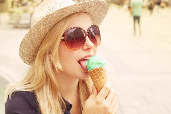 Женщина ест мороженое в городе — стоковое фото
