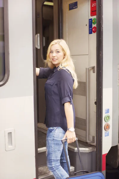 Smiling woman getting on the train — Stock Photo, Image