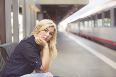 Kadın platformu için tren bekliyor