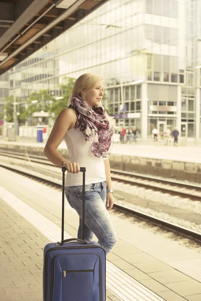 Woman at platform waiting for the train — Stock Photo, Image