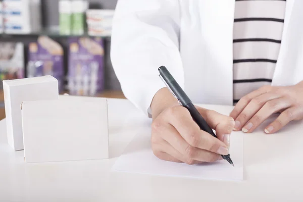 Farmacista o medico che scrive con il pacchetto della compressa con spazio di copia — Foto Stock