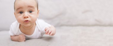 Kopya alanı ile onun karın üzerinde şirin bebek