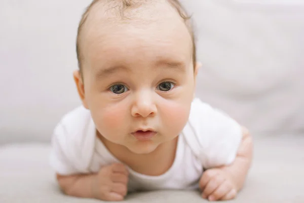Χαριτωμένο μωρό στην κοιλιά — Φωτογραφία Αρχείου