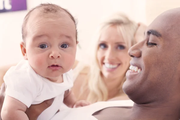 Interracial familie har det sjovt sammen - Stock-foto