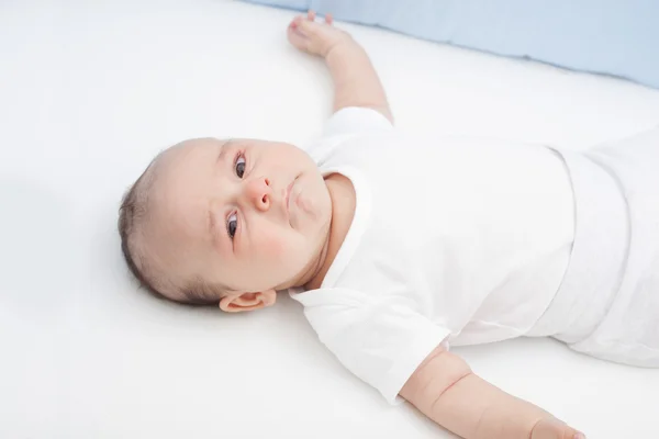 Chorando bebê em seu berço — Fotografia de Stock