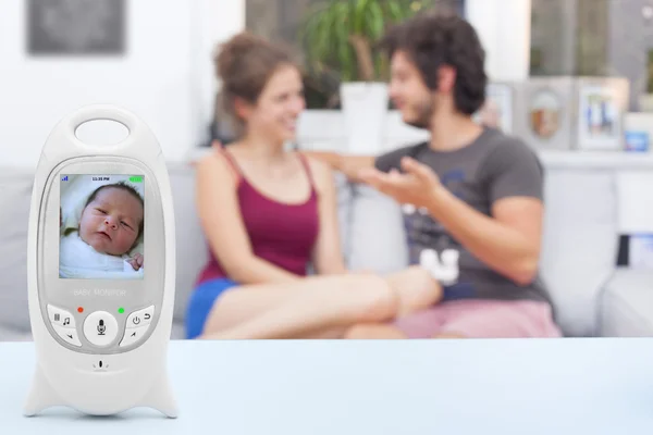 Pareja disfrutando del tiempo libre mientras el bebé duerme en el monitor del bebé, espacio para copiar — Foto de Stock
