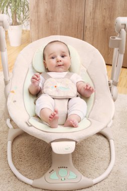 Neşeli bebek onun hızıyla