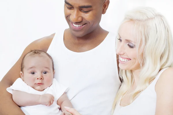 Fröhliche interrassische Familie auf weißem Hintergrund — Stockfoto