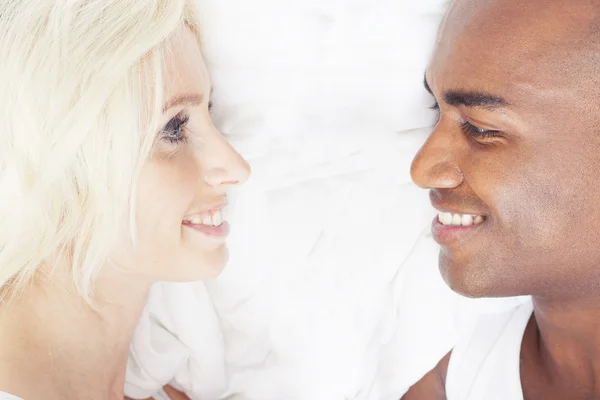 En el amor feliz pareja joven interracial —  Fotos de Stock