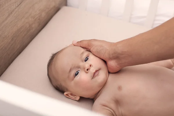 Interracial pai acalmando seu bebê — Fotografia de Stock