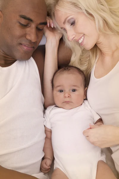 Alegre interracial familia abrazos — Foto de Stock