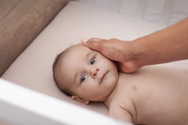 Interracial pai acalmando seu bebê — Fotografia de Stock