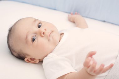 Onun yatakta Interracial meraklı bebek