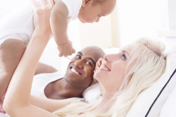 Glada interracial familj krama — Stockfoto