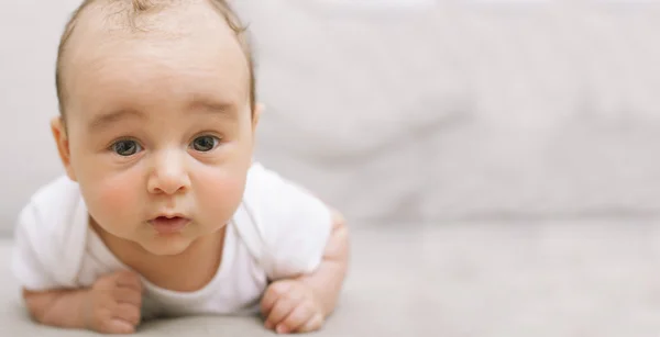 Bayi lucu di perutnya, ruang penyalinan — Stok Foto