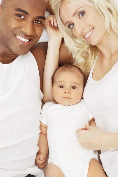 Alegre interracial família abraços — Fotografia de Stock