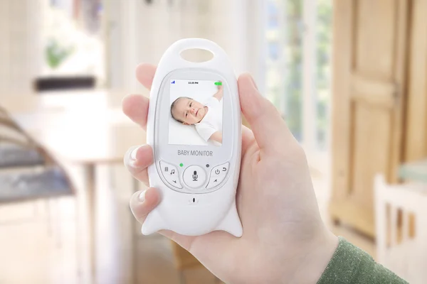 Mor mnitoring sovande baby genom babymonitor — Stockfoto