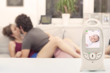 Dikkatsiz bebek bakıcısı bebek anlamadan dışarı yapma monitörde ağlıyor