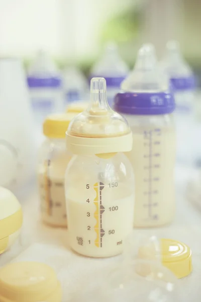 Nursing bottle with breastmilk bottles nipples that simulate the nipple — Stock Photo, Image