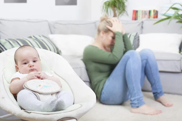 Fiatal nő szenved szülés utáni depresszió — Stock Fotó