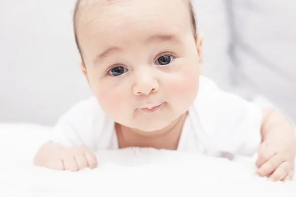 Lindo bebé en su barriga — Foto de Stock