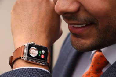Onun smartwatch bir çağrı alarak iş adamı