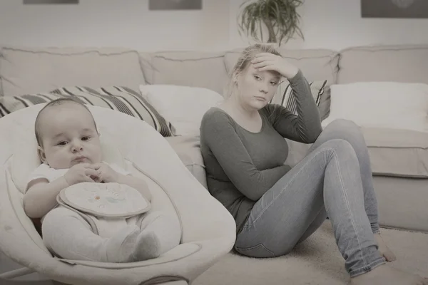 Nuori nainen kärsii synnytyksen jälkeisestä masennuksesta — kuvapankkivalokuva