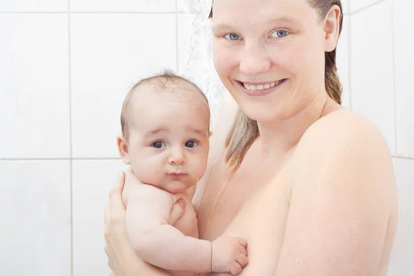 Матері, приймаючи душ зі своєю дитиною — стокове фото