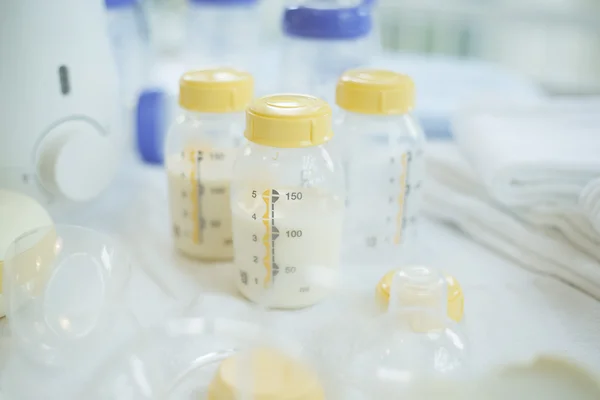 Bottiglia di latte materno e tiralatte — Foto Stock