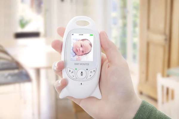 Monitoreo parental del bebé dormido a través del monitor del bebé — Foto de Stock