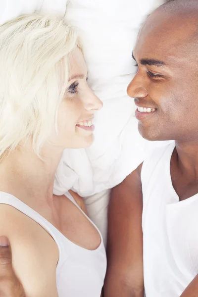 Gelukkige Sex tussen verschillendre rassen jonge paar knuffelen — Stockfoto