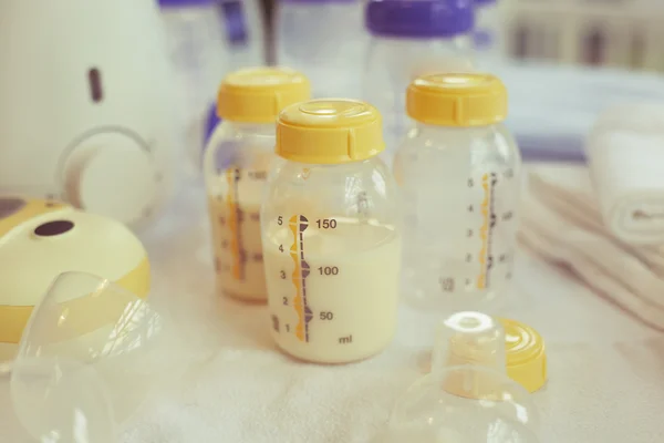 Breast milk bottle and breast pump — Stock Photo, Image