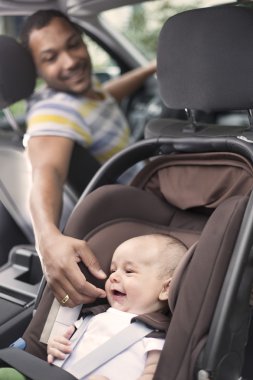 Baba arabada bebek neşelenmeye