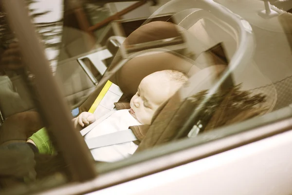 Bébé oublié seul dans la voiture dans une journée vraiment chaude — Photo