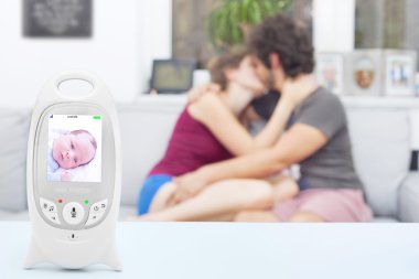 Bebek monitörde sakin iken serbest zaman zevk çift